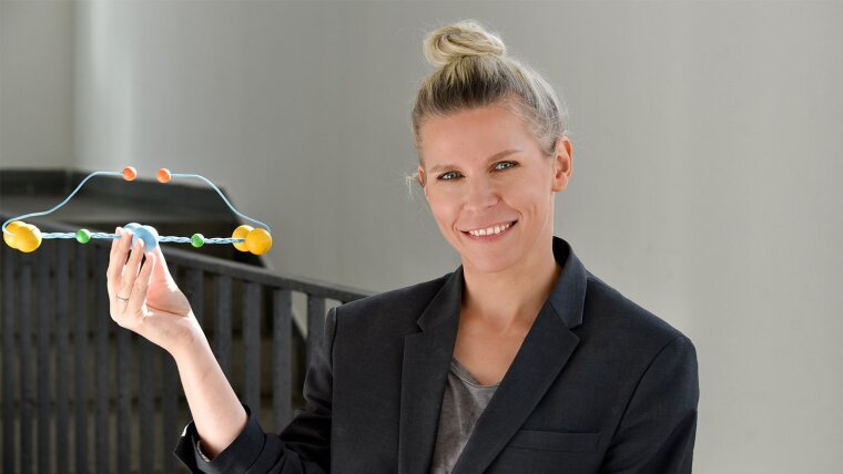Dr. Izabela Firkowska-Boden mit einem Fibrinogen-Modell